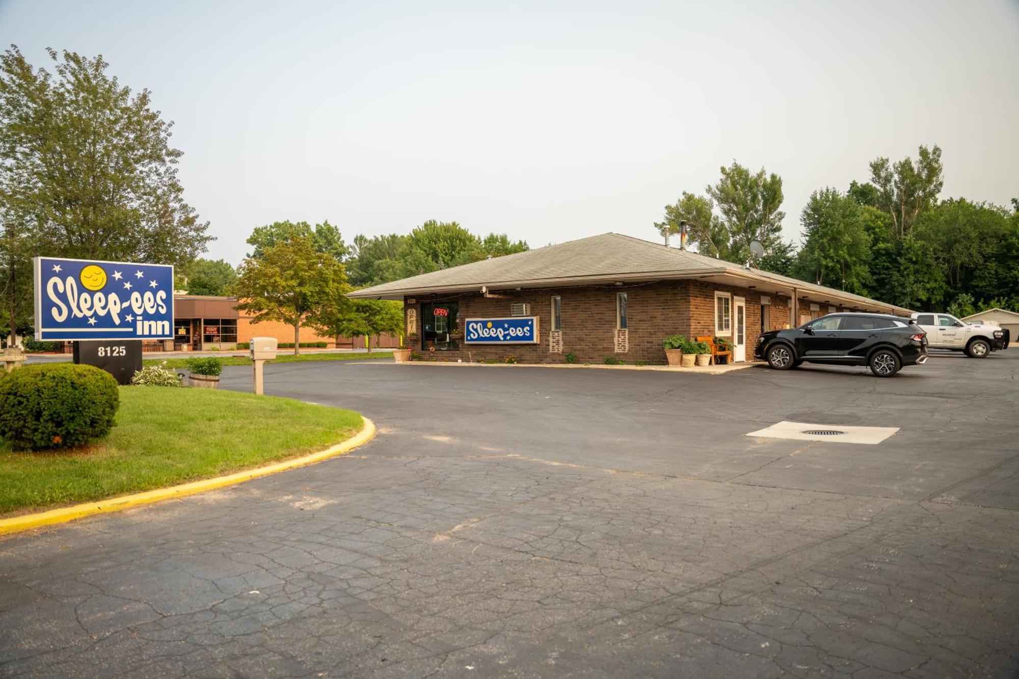 Sleep-Ees Inn, Saginaw & Frankenmuth Экстерьер фото