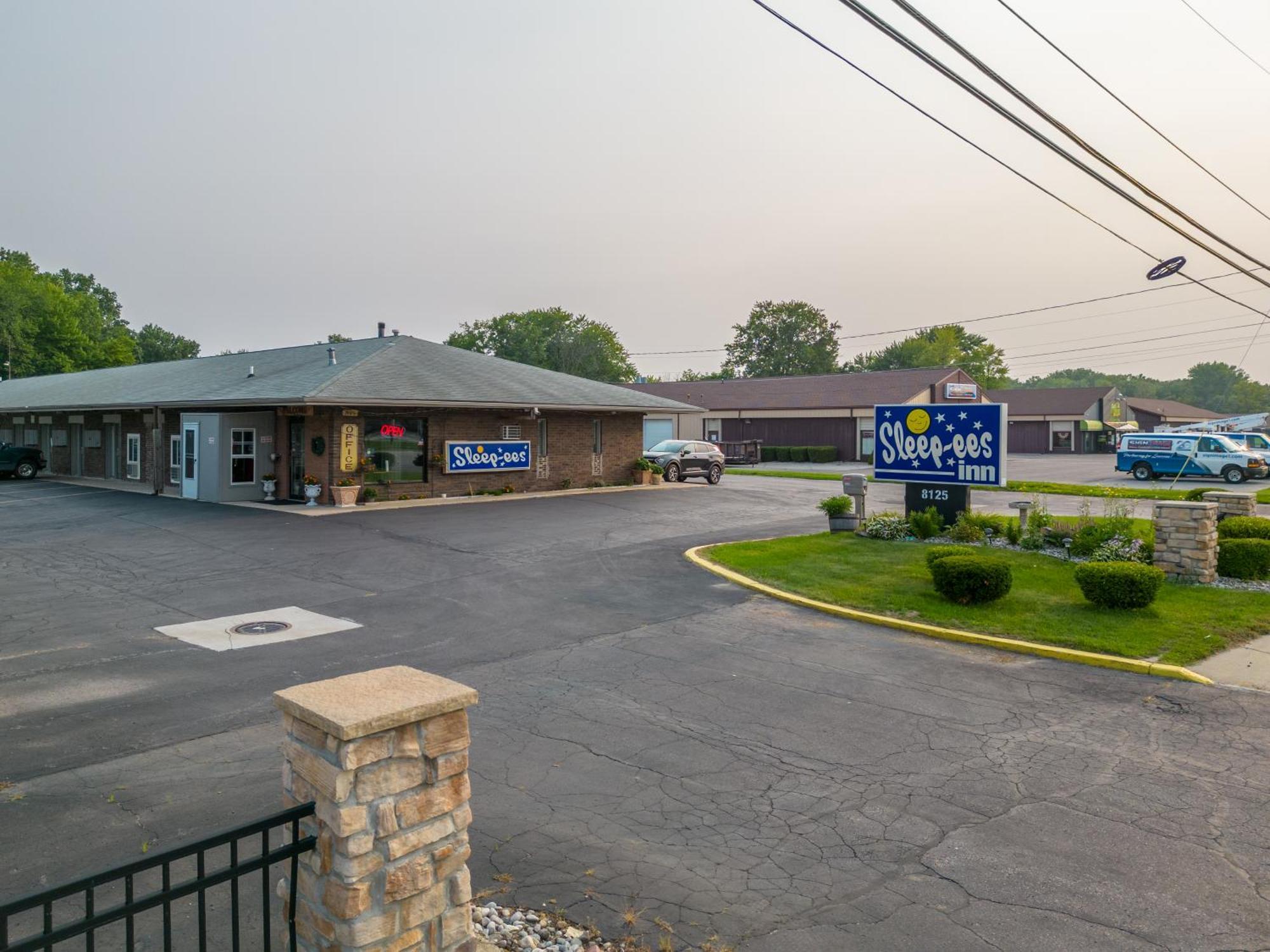 Sleep-Ees Inn, Saginaw & Frankenmuth Экстерьер фото